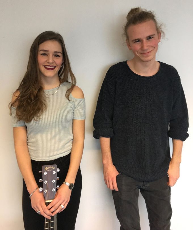 Det er lykkedes at få Emma Amalie Jensen fra Thorsø og Mikkel Rebsdorf fra Hinnerup til at fortælle om deres oplevelser blandt musikkens stjerner og topproducere, og give prøver på deres egen musik.